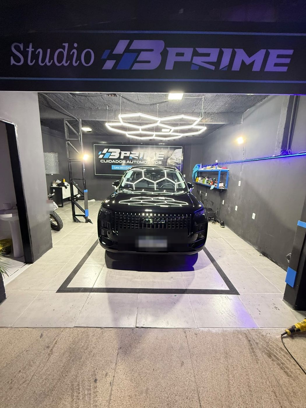 Studio B Prime — carro finalizado sob o painel de luz, mostrando o acabamento da vitrificação