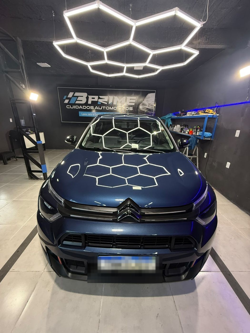 Acabamento da vitrificação sob painel de luz — reflexo perfeito na pintura