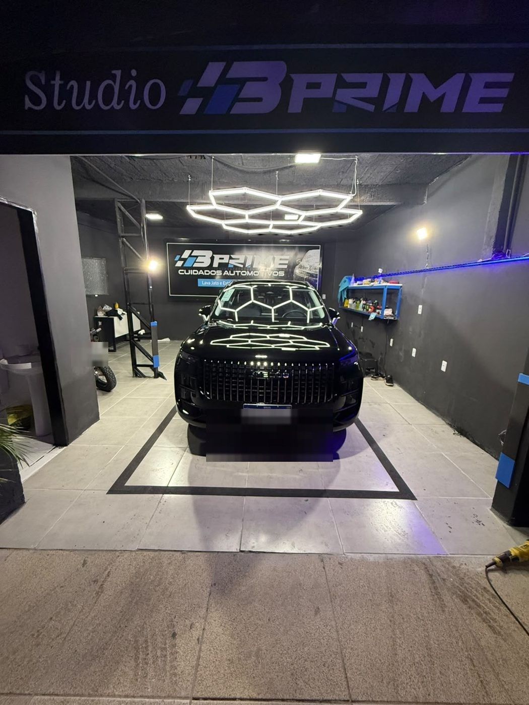 Carro vitrificado na B Prime, reflexo do painel hexagonal