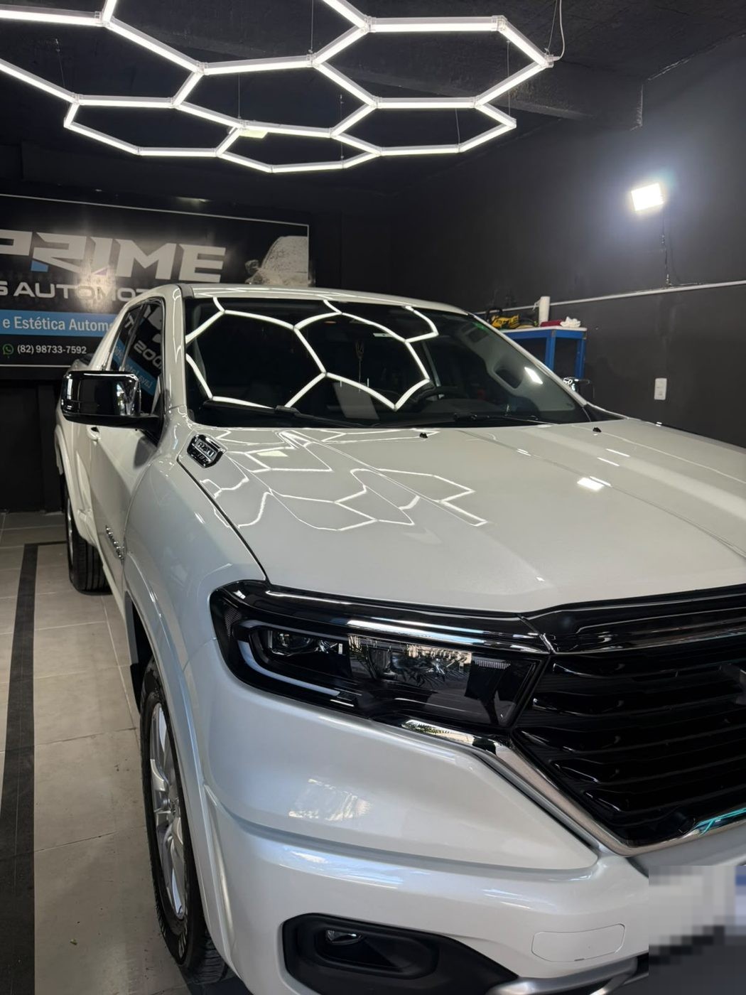 Carro finalizado na B Prime sob o painel de luz de conferência